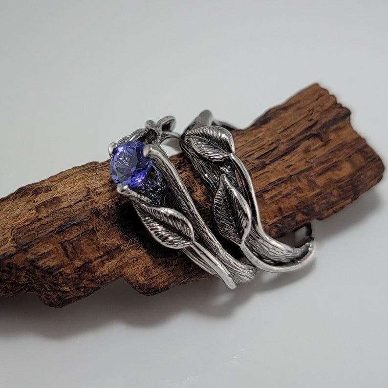 Leafy White Gold Ring with one single circle Tanzanite gemstone in the center