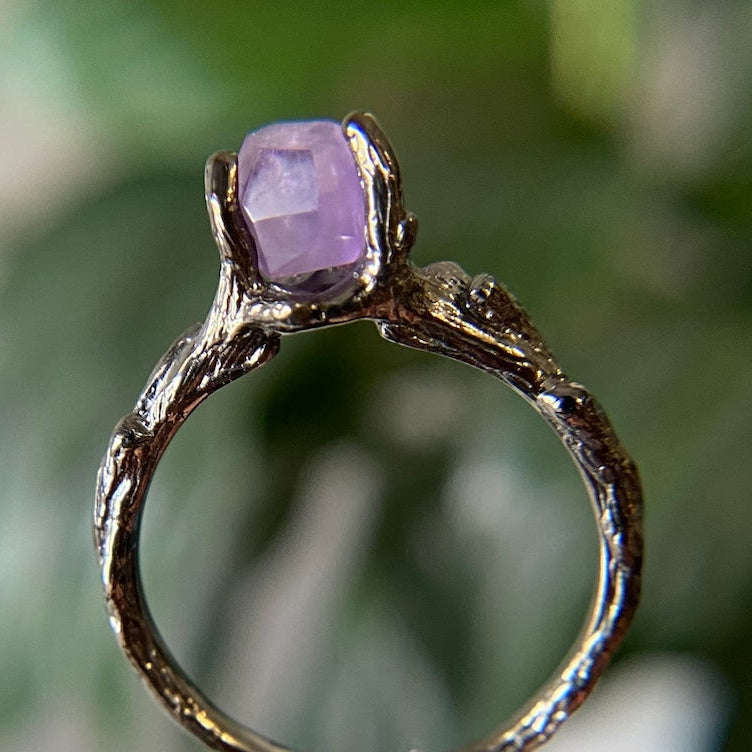 purple amethyst stone ring in black gold