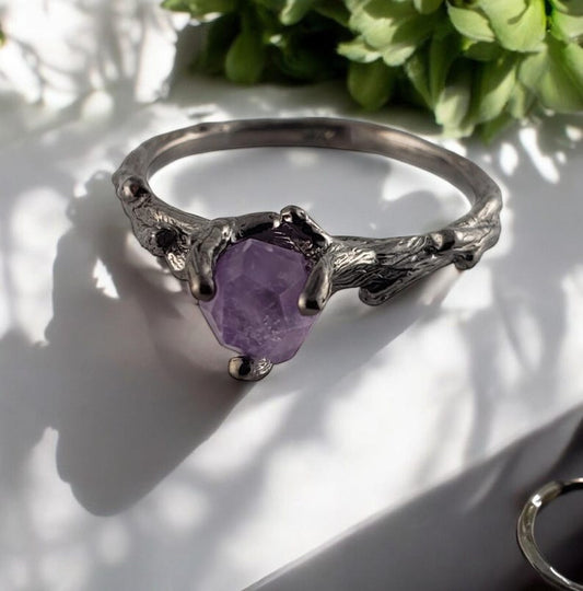 purple amethyst stone ring in black gold