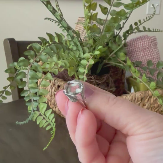 video showing the green amethyst quart stone ring from all angles 
